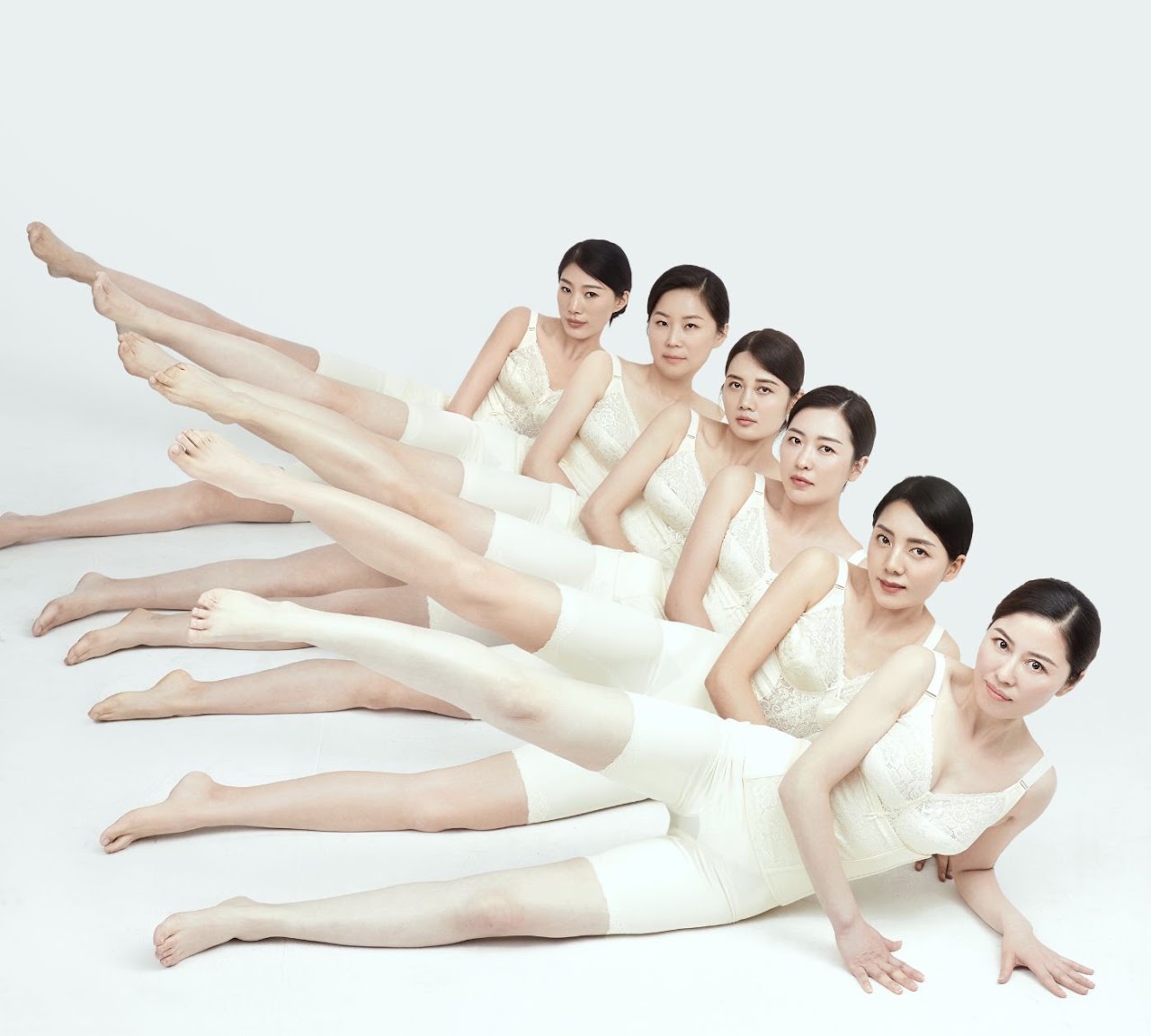六位模特展示美塑帮浅色内衣系列